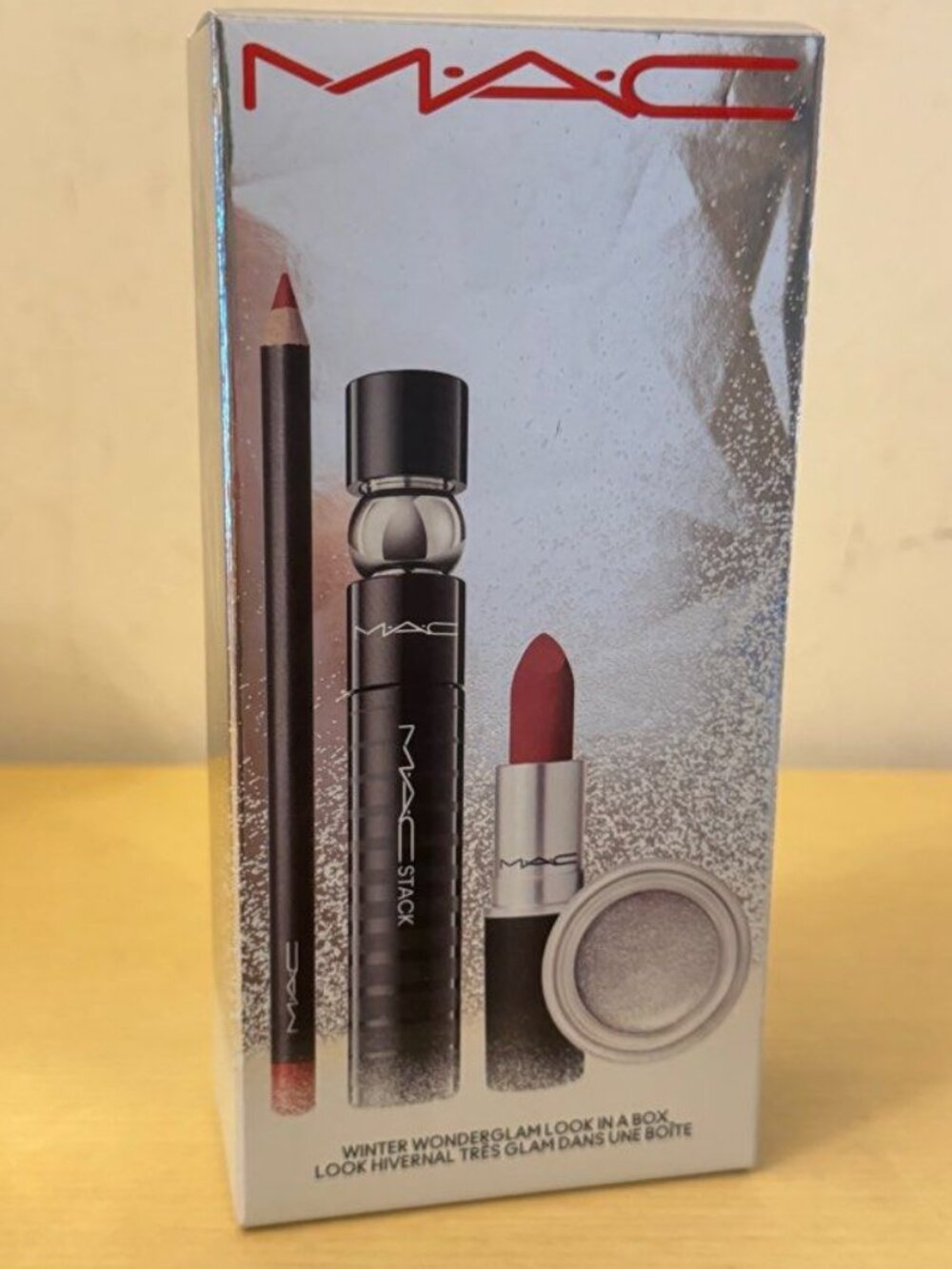 MAC Winter Wonderglam with free clip on pouch